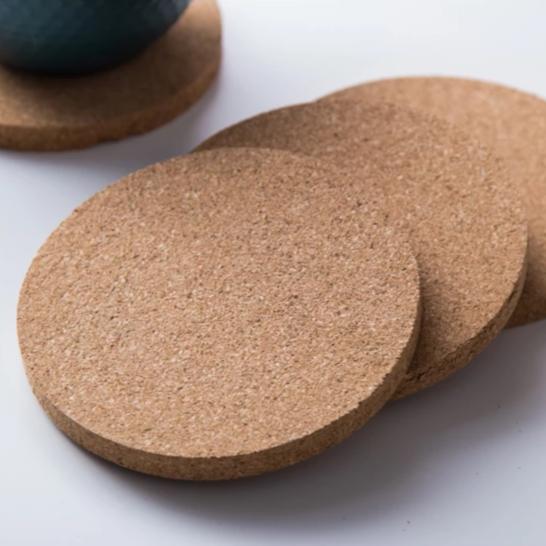 MAGNIFIQUE textured mug with cork coaster - white