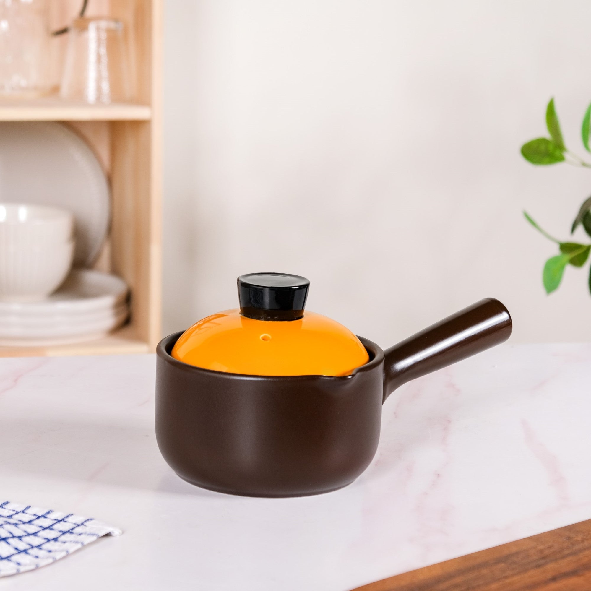 Amber Ceramic Sauce Pan With Handle And Lid 1000ml