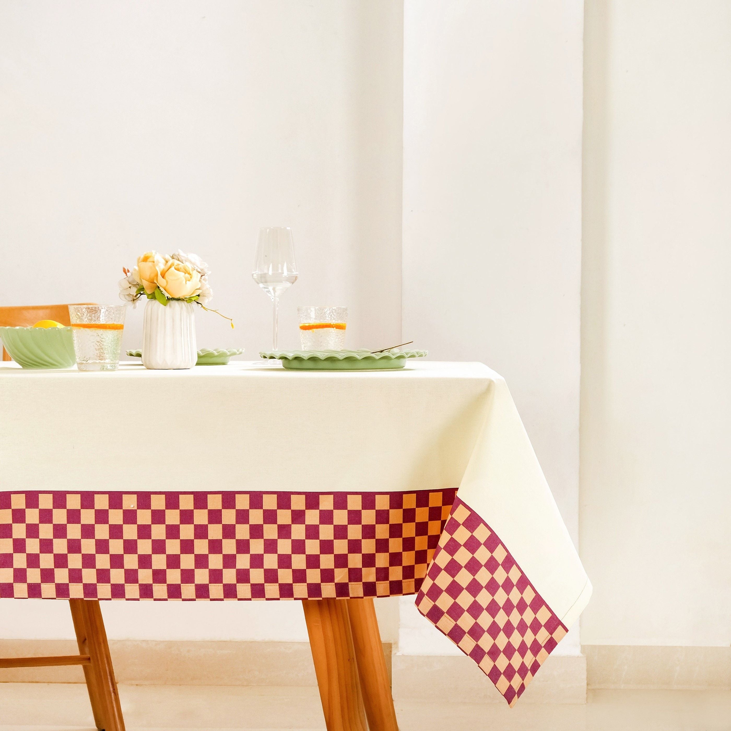 Checkered Border 8 Seater Table Cloth 274x152cm