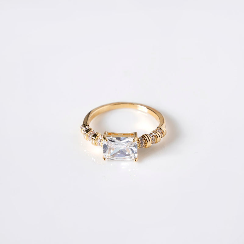 Gold Solitaire Stud Ring