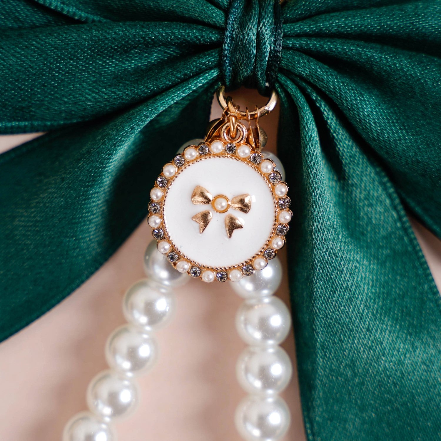 ルミニョン Pearl ribbon chain quilting グリーン Green Satin Bow Keyring With Metal Hooks Online - Premium Keychain