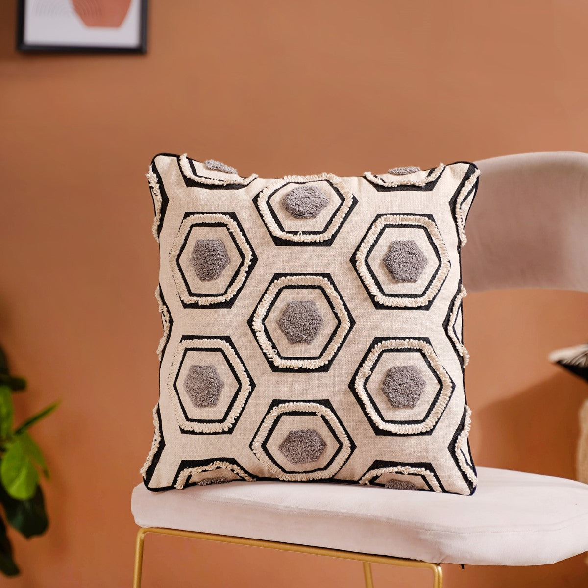 Patterned cushion outlet cover