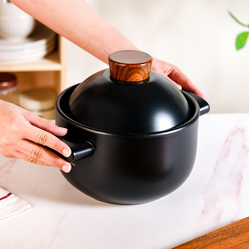 Round Black Cooking Pot With Lid 2200ml