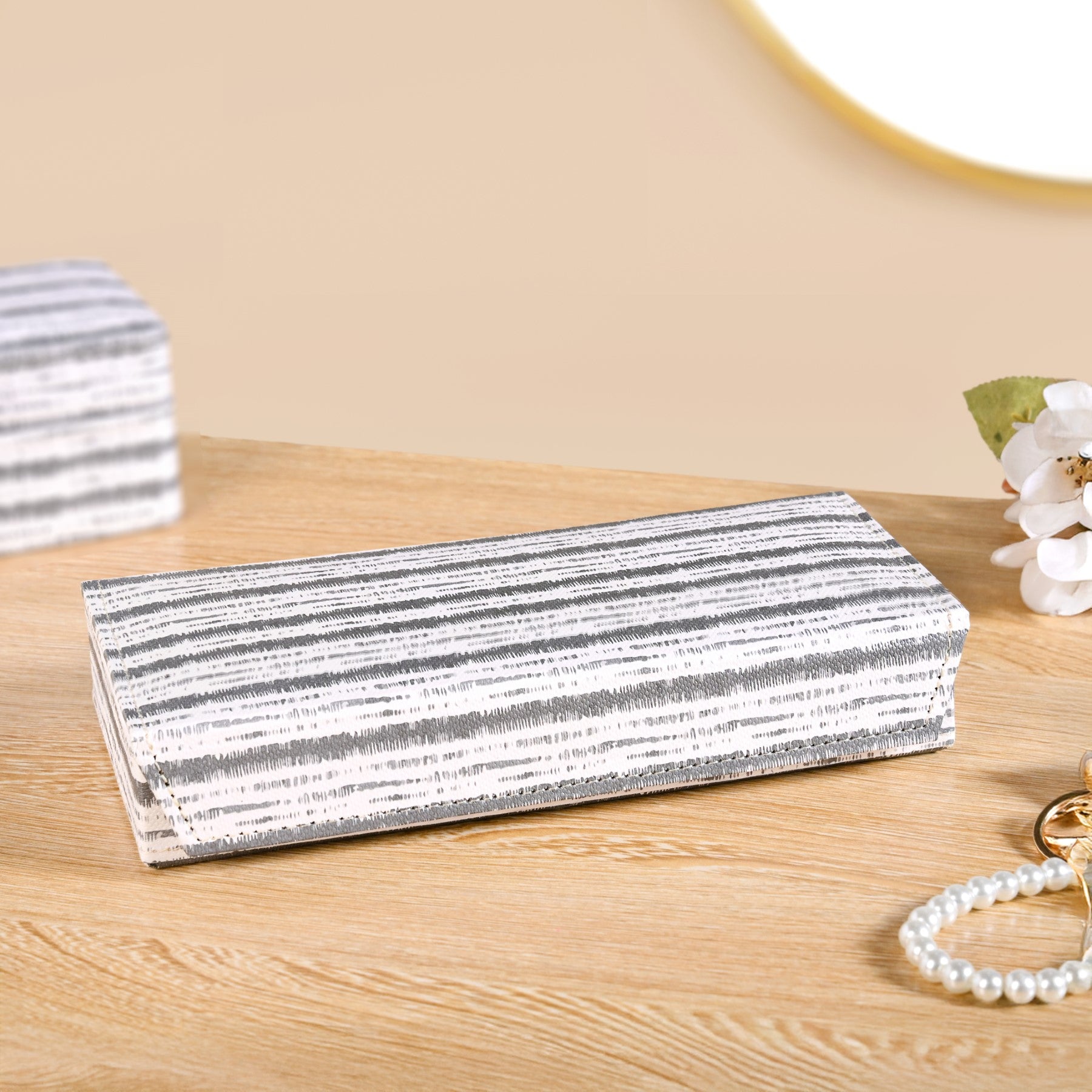 SlateLine Travel Friendly Sectioned Trinket Case