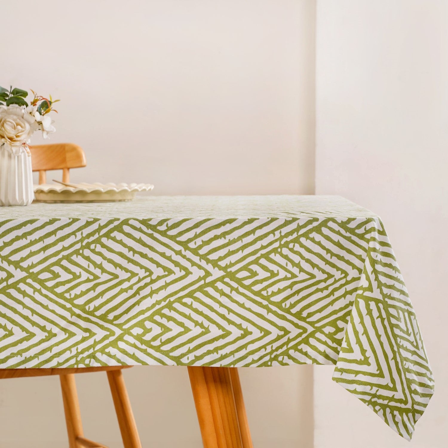 Valley Of Spring 6 Seater Table Cloth Green 217x168cm