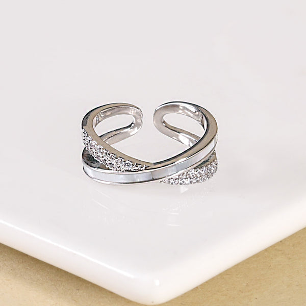 Ring Online - Premium Criss Cross Silver Stone Ring | Nestasia