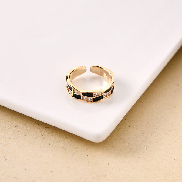 Gold Checkered Glamour Wavy Ring