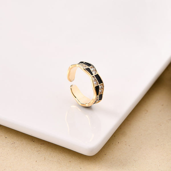 Gold Checkered Glamour Wavy Ring