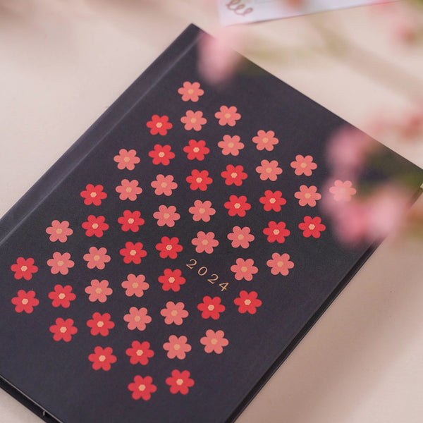 Daisy Floral Patterned Hardbound Notebook Black 8.2 X 5.9 Inch