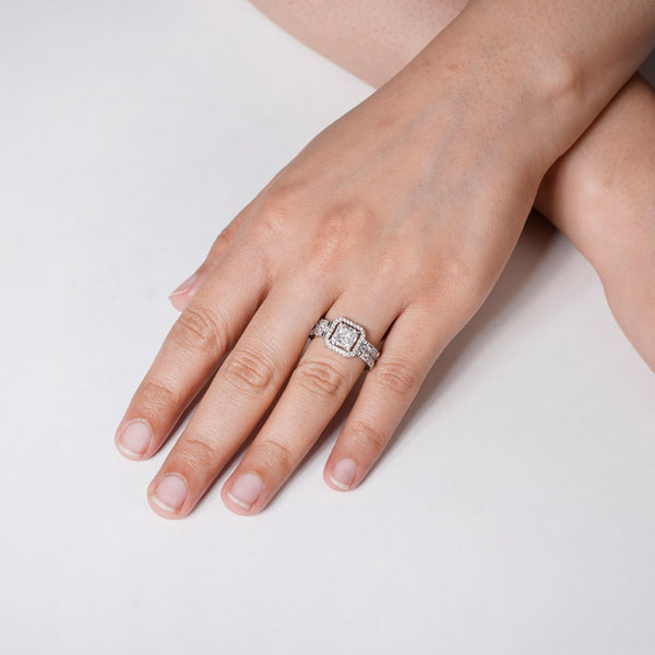 Luxe Solitaire Shimmery Ring