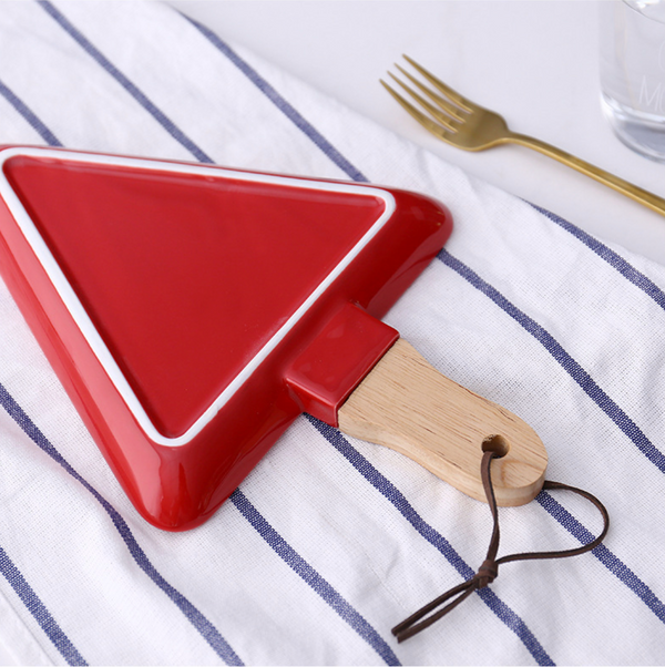 MERRY triangle plate with wooden handle - red - Ceramic platter, serving platter, fruit platter | Plates for dining table & home decor