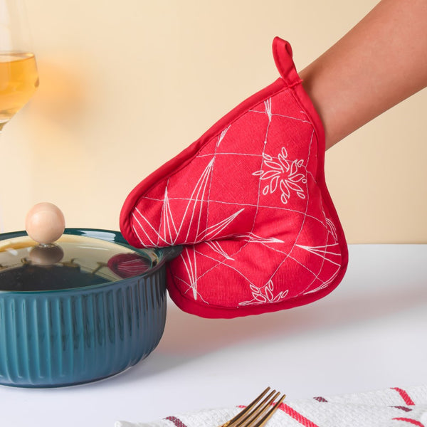 Festive Christmas Oven Mitt and Mat Set Of 2 Red
