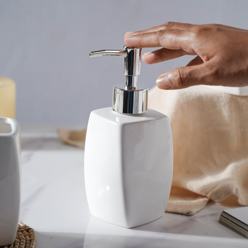 Pearly White Ceramic Bathroom Set