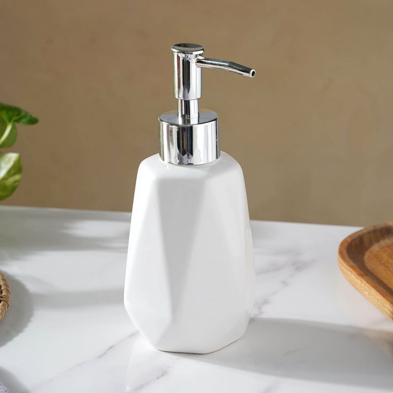 Geometric White Bath Set