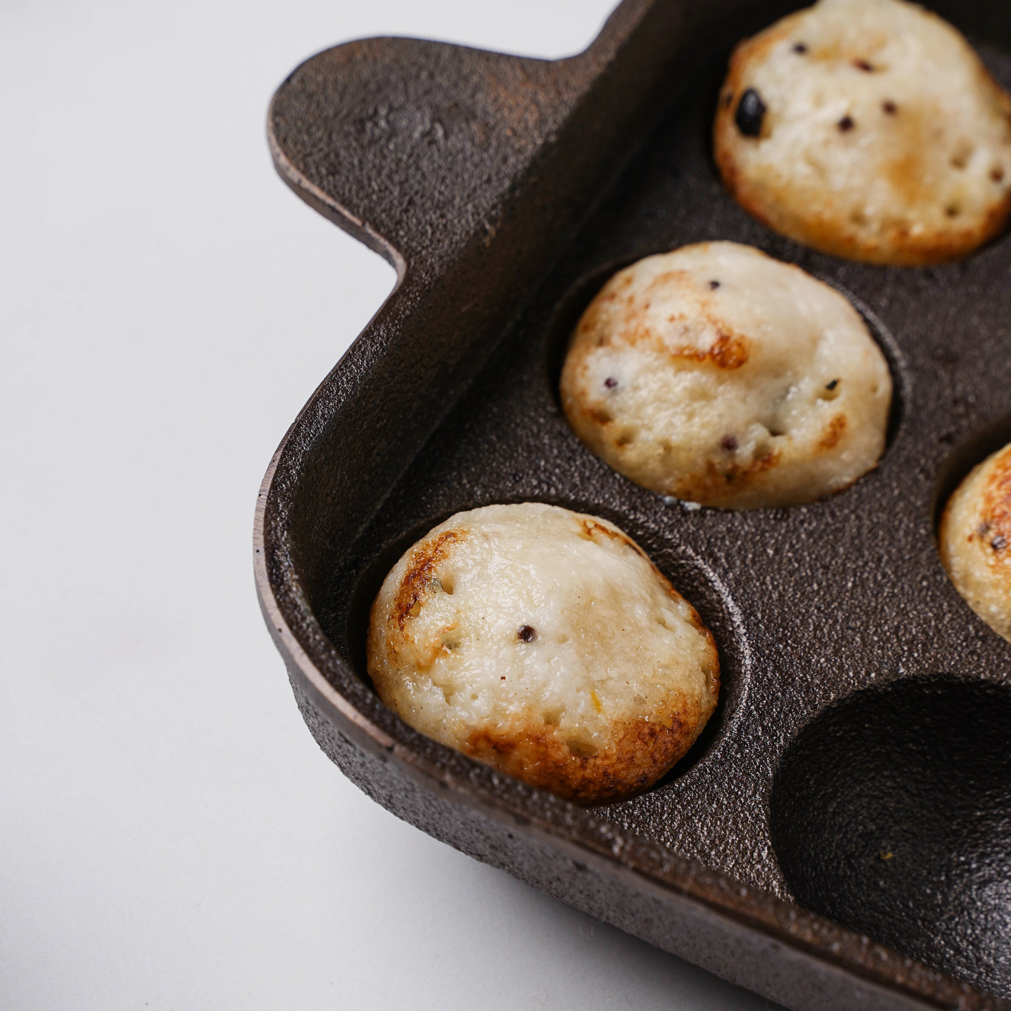 Pre-seasoned Cast Iron Cake Pan for Baking Biscuits - Mini Cake Pan (15  Hole Takoyaki Pan)