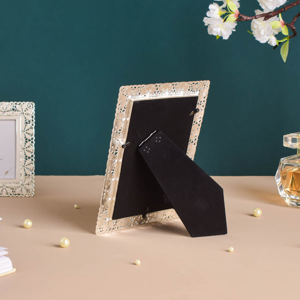 Daisy Photo Frame Medium - Picture frames and photo frames online | Room decoration items