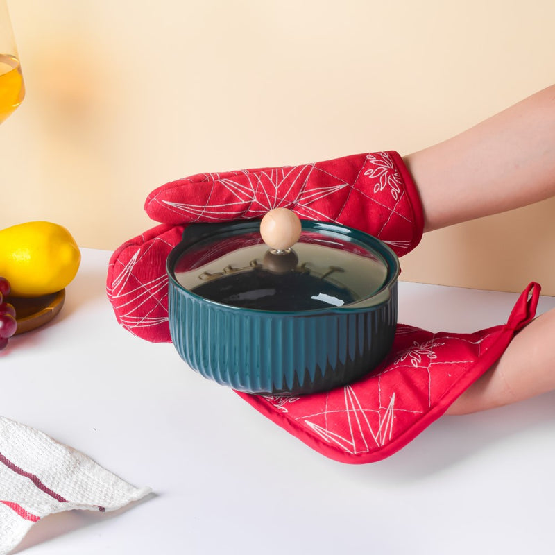 Festive Christmas Oven Mitt and Mat Set Of 2 Red